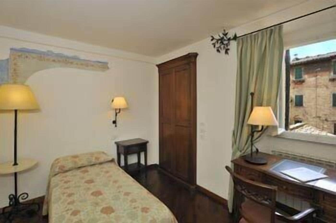 Hotel Fortuna เปรูจา ภายนอก รูปภาพ