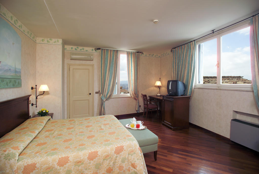 Hotel Fortuna เปรูจา ภายนอก รูปภาพ